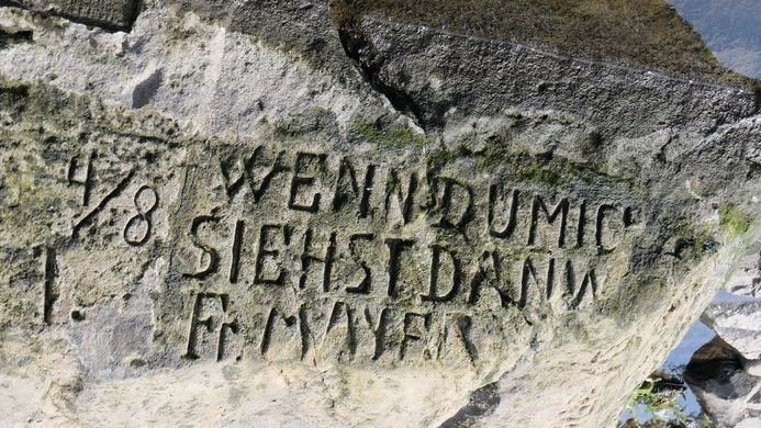 RusenPress's tweet photo. Avrupa'daki kuraklık bazı Çek ve Alman nehirlerinde "Açlık Taşlarını" görünür hale getirdi. Bu taşlar, kıtlığın habercisi olan nehirlerdeki düşük su seviyelerini temsil etmek için kullanılırdı.

 Elbe Nehri üzerindeki 1616 tarihli taşta şöyle yazıyor: "Beni görürsen ağla." https://t.co/BmmulNCHOq