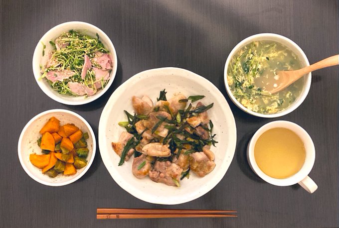 チャイちゃんが咥えてる豆苗を使ったご飯を作って応援しながら食べてます 