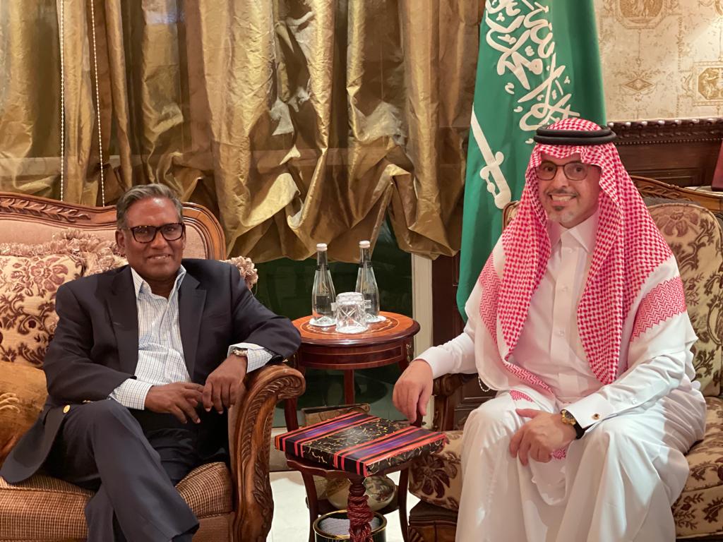 AlwaleedFor's tweet photo. H.E AlWaleed AlDahesh AlTuwaijri Chairman of Board Directors of Saudi Investment Groups, Hosts H.E The Former President of Republic of Maldives Dr.Muhammad Waheed
Who is Currently Visiting the Kingdom, HE Delegation.
They Also Discussed Ways to Develop More Investment in Maldives https://t.co/cVdgPkTRbU