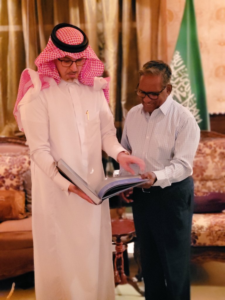 AlwaleedFor's tweet photo. H.E AlWaleed AlDahesh AlTuwaijri Chairman of Board Directors of Saudi Investment Groups, Hosts H.E The Former President of Republic of Maldives Dr.Muhammad Waheed
Who is Currently Visiting the Kingdom, HE Delegation.
They Also Discussed Ways to Develop More Investment in Maldives https://t.co/cVdgPkTRbU