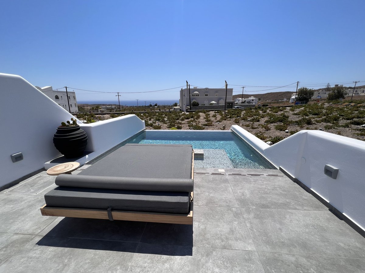 Lenkster's tweet photo. When on Santorini, why not stay in a vineyard? #santorini https://t.co/HyDJGMJauT