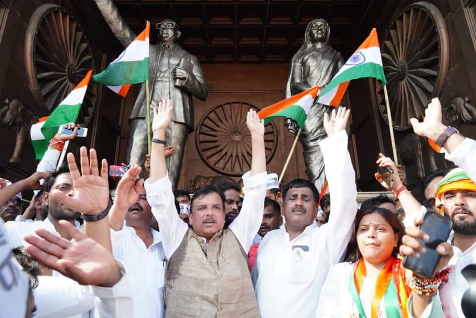 AnkushAAP's tweet photo. #लखनऊ में मा० सांसद @SanjayAzadSln जी के नेतृत्व में विशाल “तिरंगा संकल्प यात्रा” में उमड़ा जनसमुद्र।
कार्यकर्ताओं में दिखा ग़ज़ब का उत्साह।
हाथों में तिरंगा लेकर हम करेंगे संघर्ष महँगाई बेरोजगारी के ख़िलाफ़।
भारत को दुनिया का न.1 देश बनाना है।
शहीदों के सपनो का भारत बनाना है।। https://t.co/imN8pnfLNX