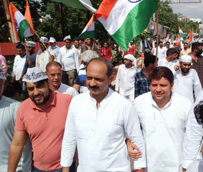 AnkushAAP's tweet photo. #लखनऊ में मा० सांसद @SanjayAzadSln जी के नेतृत्व में विशाल “तिरंगा संकल्प यात्रा” में उमड़ा जनसमुद्र।
कार्यकर्ताओं में दिखा ग़ज़ब का उत्साह।
हाथों में तिरंगा लेकर हम करेंगे संघर्ष महँगाई बेरोजगारी के ख़िलाफ़।
भारत को दुनिया का न.1 देश बनाना है।
शहीदों के सपनो का भारत बनाना है।। https://t.co/imN8pnfLNX