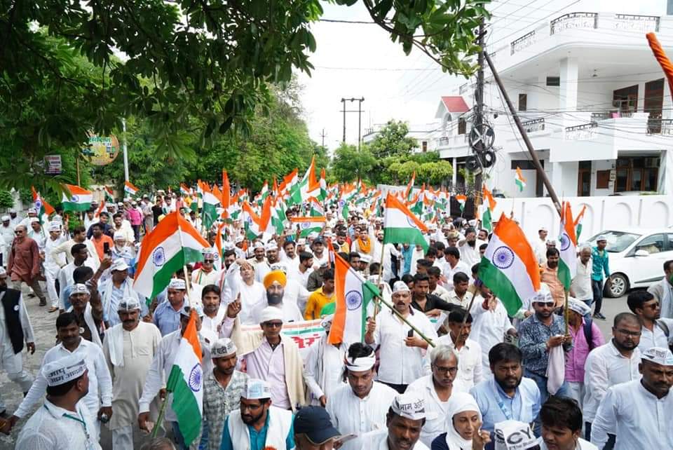AnkushAAP's tweet photo. #लखनऊ में मा० सांसद @SanjayAzadSln जी के नेतृत्व में विशाल “तिरंगा संकल्प यात्रा” में उमड़ा जनसमुद्र।
कार्यकर्ताओं में दिखा ग़ज़ब का उत्साह।
हाथों में तिरंगा लेकर हम करेंगे संघर्ष महँगाई बेरोजगारी के ख़िलाफ़।
भारत को दुनिया का न.1 देश बनाना है।
शहीदों के सपनो का भारत बनाना है।। https://t.co/imN8pnfLNX
