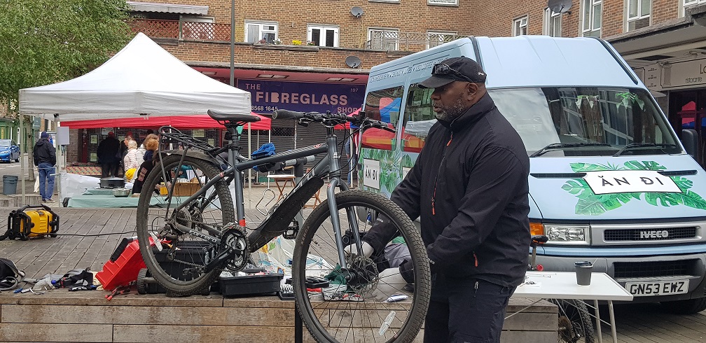 Is your #Bike giving you trouble?  #rollup to the next Dr Bike in #Brentford with a London Bike Hub <a href="/HubBike/">London Bike Hub</a> mechanic for a #free #minor #repair on 27 August. 

#bankholiday #weekend #cylist #cyclinglife