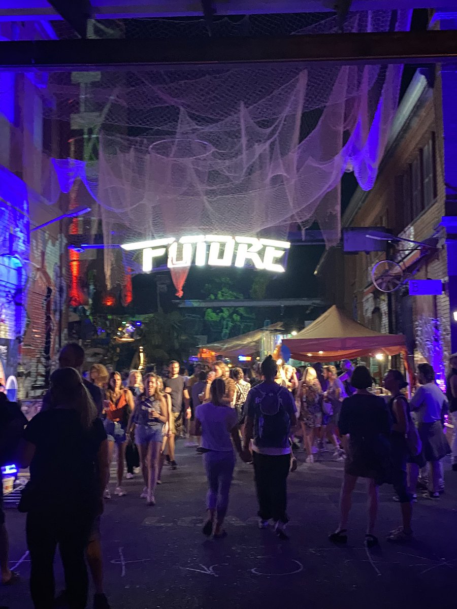 mela_ppcc's tweet photo. think!" was the motto of the #streetparade in zurich. it would have been a good „thought“ to recycle the #lovemobile decorations https://t.co/L7tGsCYkNP