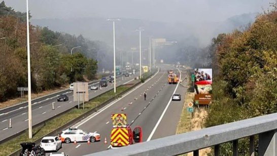 Centre_Crise_BW's tweet photo. #incendie #Wavre. Important feu de broussailles le long de la #E411 à hauteur de #Wavre. Autoroute fermée. N25 fermée également. Importants embouteillages en #BW centre. Secours sur place. ÉVITEZ le secteur et ne gênez pas la progression des véhicules de secours. @gillesmahieu https://t.co/qB5PPMI1Fb