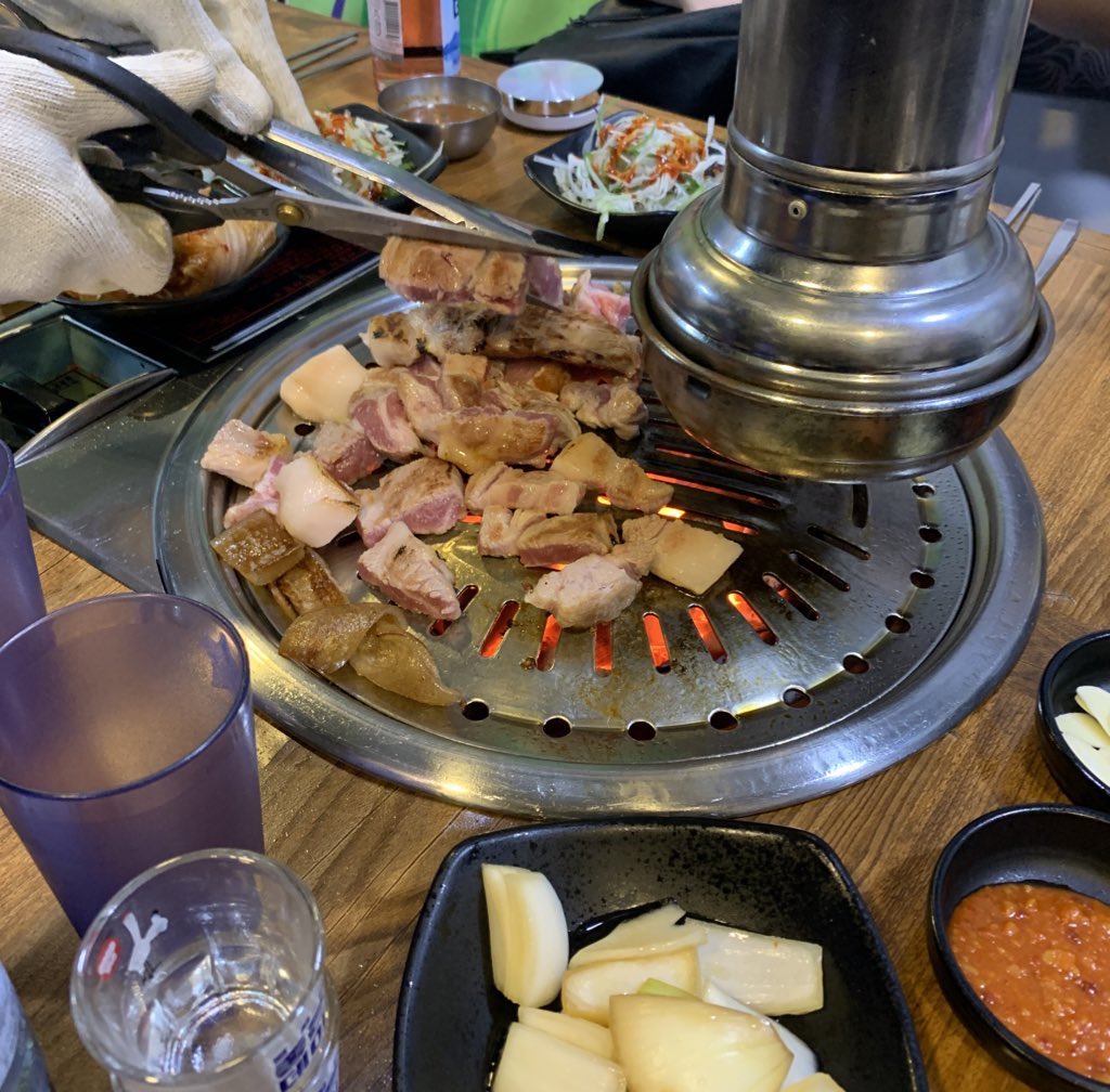 dkrlqkdd's tweet photo. 📍용산 마라돈왕주먹고기 

"왜 울어?"
'남자 때문에..'
"왜 우냐니까"
'남자 때문이라고 했어...'

이 여자들 영원히 케이팝 했으면 좋겠다... https://t.co/bo5Z84CgjP