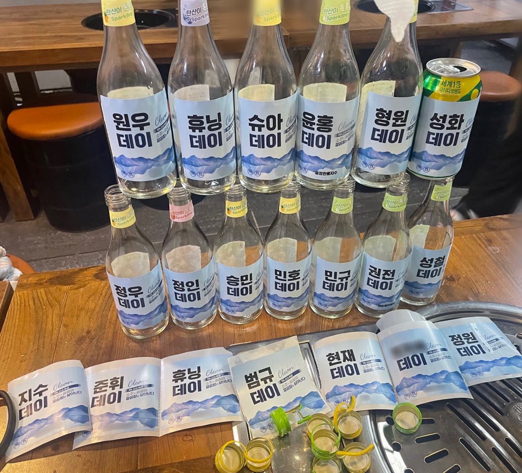 dkrlqkdd's tweet photo. 📍용산 마라돈왕주먹고기 

"왜 울어?"
'남자 때문에..'
"왜 우냐니까"
'남자 때문이라고 했어...'

이 여자들 영원히 케이팝 했으면 좋겠다... https://t.co/bo5Z84CgjP