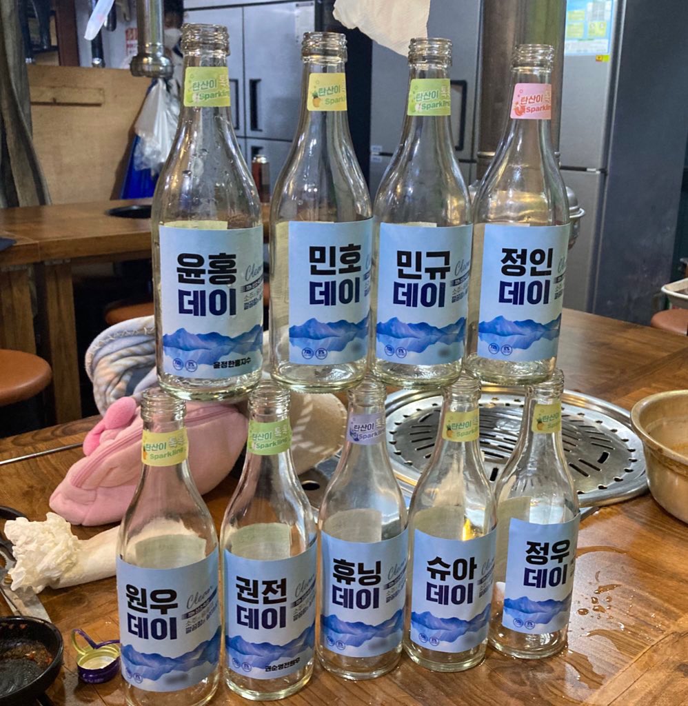 dkrlqkdd's tweet photo. 📍용산 마라돈왕주먹고기 

"왜 울어?"
'남자 때문에..'
"왜 우냐니까"
'남자 때문이라고 했어...'

이 여자들 영원히 케이팝 했으면 좋겠다... https://t.co/bo5Z84CgjP