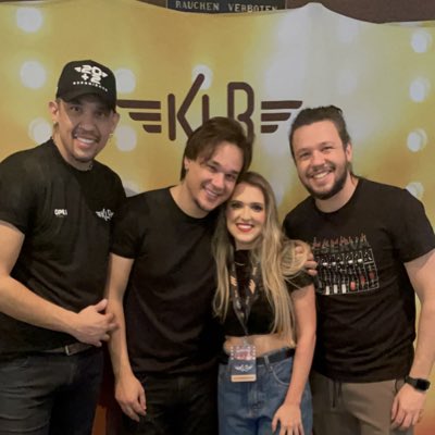 Brendaformiga's tweet photo. #NovaFotoDePerfil com meu trio da vidaaaaaaaaa! PERFEITOS @klb @KikoKLB @LeandroKLB @brunoklb 💕❣️🔝 https://t.co/mAcORlsphW