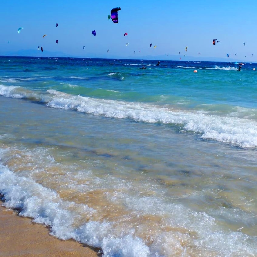 Beamunher's tweet photo. Una playa diferente #Valdevaqueros #Tarifa #kitesurf #ambiente #fiesta https://t.co/jvIM6Ek2dG
