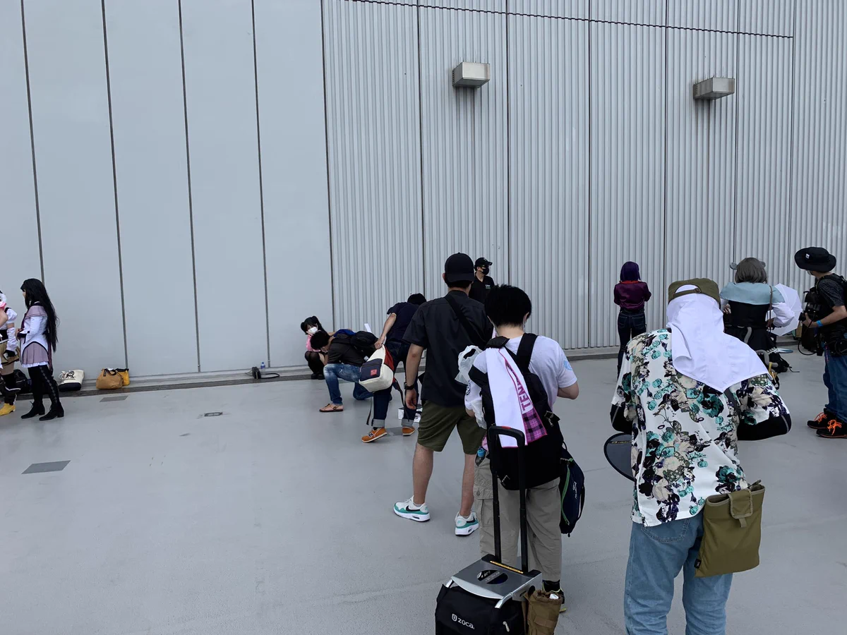 計画通り！！たった3人のサクラでカメコの列ができちゃった！？