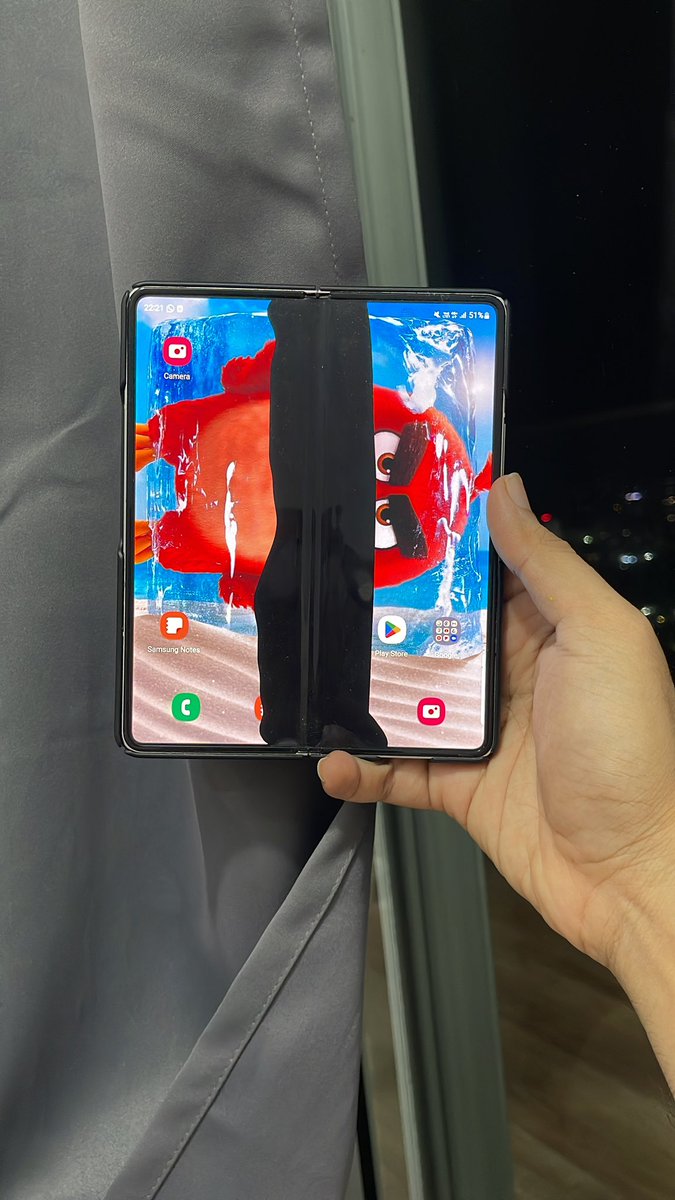 MahajanSwap89's tweet photo. @SamsungMobile @SamsungIndia @SamsungZFold3  this is not covered in warranty? Why? No physical damage still? Your service centre is asking for Insurance. You are worst @SamsungMobile https://t.co/r7UWp4yjpR