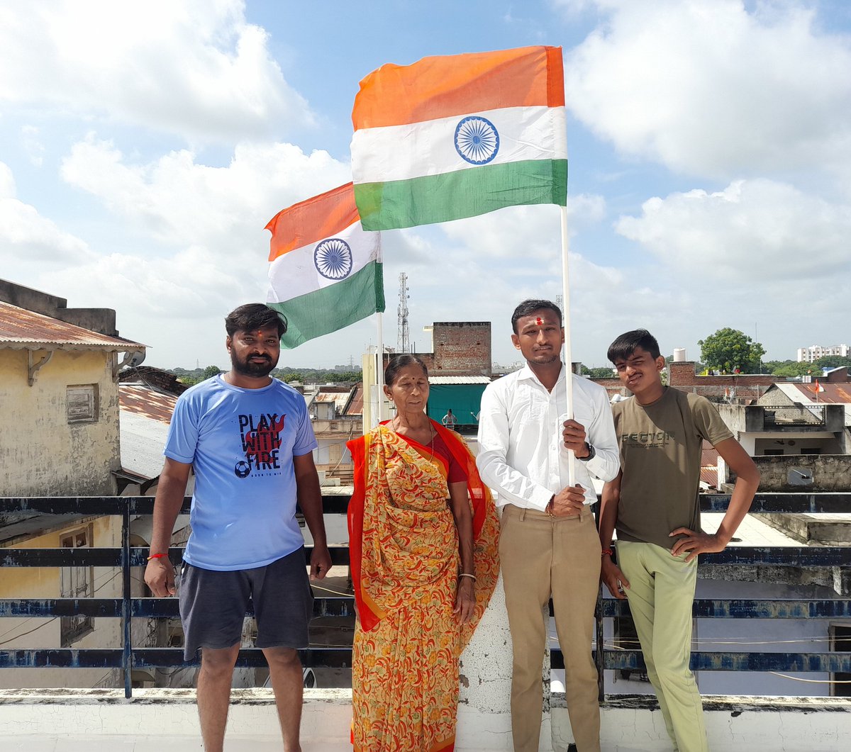 The_varun_patel's tweet photo. અપાર ઉત્સાહ, ઉમંગ અને આનંદ સાથે સમગ્ર ભારત #AzadiKaAmritMahotsava મનાવી રહ્યું છે, જેના ભાગરૂપે માન.વડાપ્રધાન શ્રી Narendra Modi સાહેબ દ્વારા શરુ કરવામાં આવેલા #HarGharTiranga અભિયાન હેઠળ આજે અમારા નિવાસે તિરંગો ફરકાવ્યો.
#Randheja #Home #TirangaMeraAbhiman https://t.co/ggeLBPoz8X
