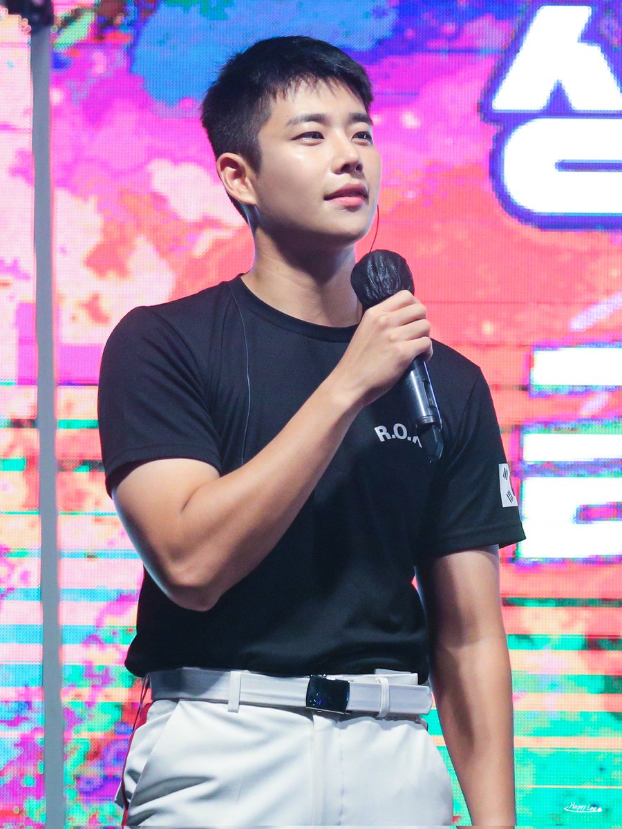 creaturepurple6's tweet photo. 🖤🖤🖤 black tee guy
yes, I can see that MJ is doing his best from his military service and training, I can see that he also took care of his body...y'll look at his biceps 😍
#ASTRO #MJ @offclASTRO https://t.co/cFNV2NYErM
