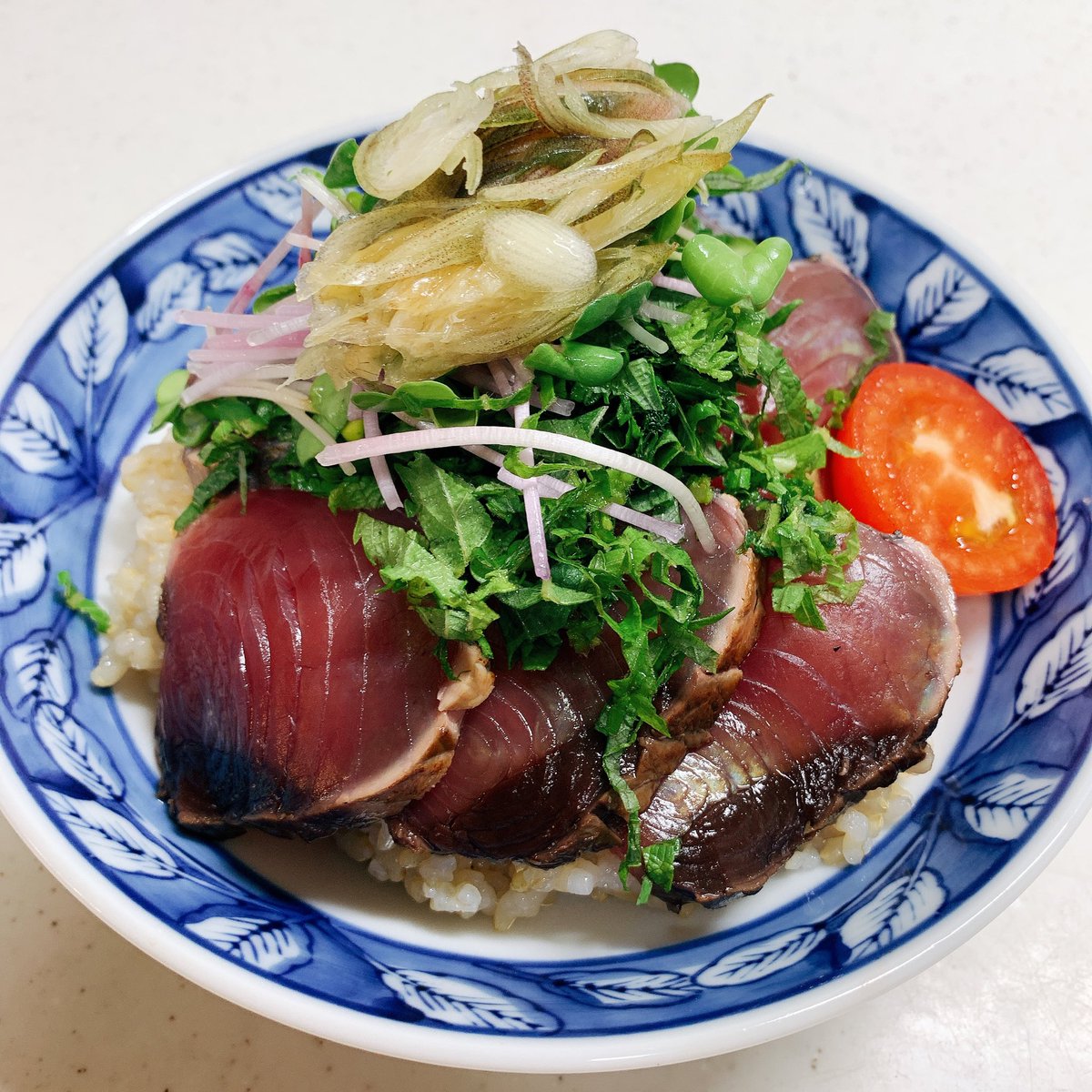 MayumiONO8's tweet photo. 薬味たっぷりカツオの漬け丼🐟🤗🍀#朝ごはん☀️
#膠原病 #シェーグレン症候群 がいつのまにか治った #glutenfree な #おうちごはん😋 #無添加 #additivefree #organic☘️ #発酵発芽玄米🍚 #ジビエ🥩 #無肥料無農薬固定種のお野菜 🥬 #caffeineless☕️ #japan https://t.co/DsHi7Q85JT