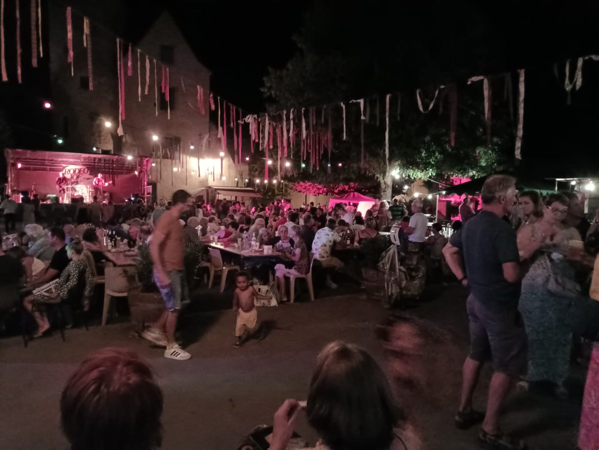 PatrickFavrel's tweet photo. #LesArques animations
👉 Vous étiez au rendez-vous ‼️
Nous étions près de 500 personnes à avoir renoué avec notre tradition des Votives.
2022 : le festif de retour avec ses rencontres, les retrouvailles & le plaisir d'être ensemble...😉
MERCI. Et pour sûr à l'année prochaine ❗️ https://t.co/S8m3WsP88z