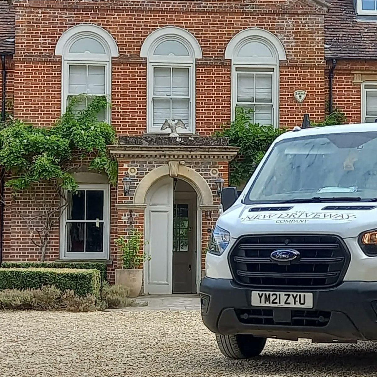 NewDrivewayCo's tweet photo. A gravel #driveway is the perfect way to enhance any home whether modern, traditional, rural or urban. Use with GravelGrip for safety and aesthetic benefits - and it will continue to look as good as it did the day it was laid. Message us for your free estimate. https://t.co/I6qaSx4Txl