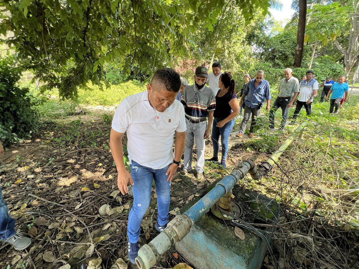 alexandermirele's tweet photo. De los tres posos que existen en Amador Palencia ninguno está operativo ni siquiera el que recientemente @Hidrocentro2011 recuperó pero se llevaron la bomba y no la regresaron. Nosotros queremos ayudar a resolver pido no pongamos de acuerdo para beneficio de todos https://t.co/crioRjawbc