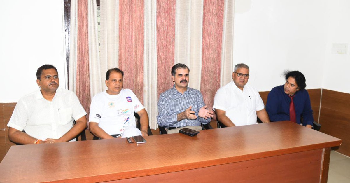 #बेगूसराय में शिक्षकों/चिकित्सकों से #LetsInspireBihar हेतु सार्थक वार्ता हुई। #शिक्षक_अध्याय द्वारा जिले में प्रतियोगिता आयोजित कर 40 मेधावी विद्यार्थियों के चयन/शिक्षण का निर्णय लिया गया। #चिकित्सक_अध्याय द्वारा हर माह एक नि:शुल्क चिकित्सा शिविर आयोजित करने का निर्णय लिया गया ।