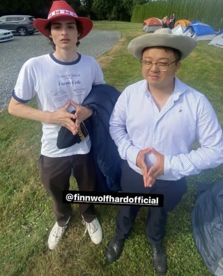 finnwolfhardbr's tweet photo. 📸: Finn Wolfhard com alguns fãs no Canadá esses últimos dias https://t.co/zEsKFgN9Wg