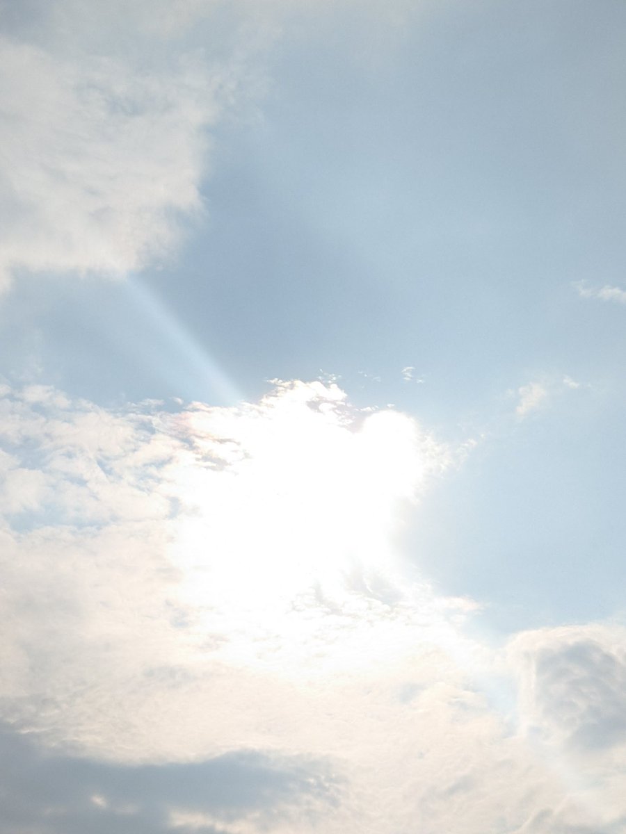 今、実は西の土を踏んでいるのですが、この空気感、とても楽です。
この空見たら、ちょっとだけ生きててよかったと思いました。その繰り返しですね、人生って。