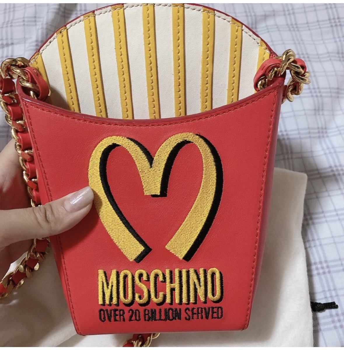 katgirl604's tweet photo. Just saw this on @Poshmarkapp - this one falls in the ‘no thanks’ category for purses for me. What do you think? #mcdonalds #moschino #crazybag https://t.co/gwaAjyX4DK
