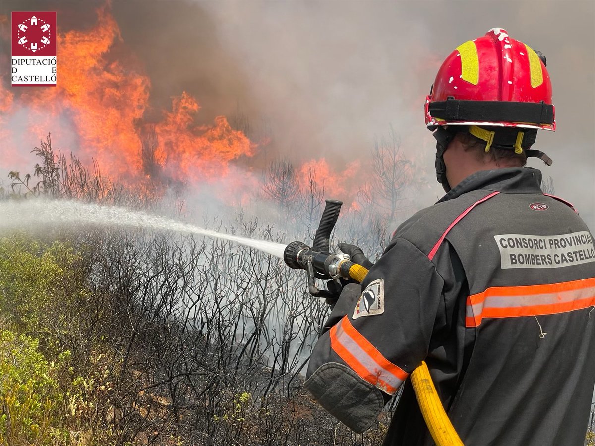 BombersDipcas's tweet photo. Actualización medios #IFUseres 
- 3 dotaciones @BombersDipcas 
- 2 #URAF @BombersDipcas 
- 5 unidades #BombersForestals @GVAsgise 
- 6 medios aéreos 
- Nodriza pesada 35000l de @BombersDipcas 
- UMC @BombersDipcas para constitución PMA 
- 3 unidades de mando @BombersDipcas https://t.co/YAySdnwji6