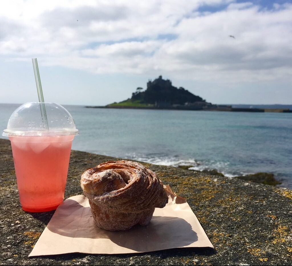 thecopperspoon's tweet image. Beautiful day for an icy homemade raspberry lemonade and a cinnamon bun 
.
.
.
#raspberrylemonade #marazion #cinnamonbun #stmichealsmount #raspberry #soda #homemadesoda #homemadelemonade instagr.am/p/ChPNpiErfeu/