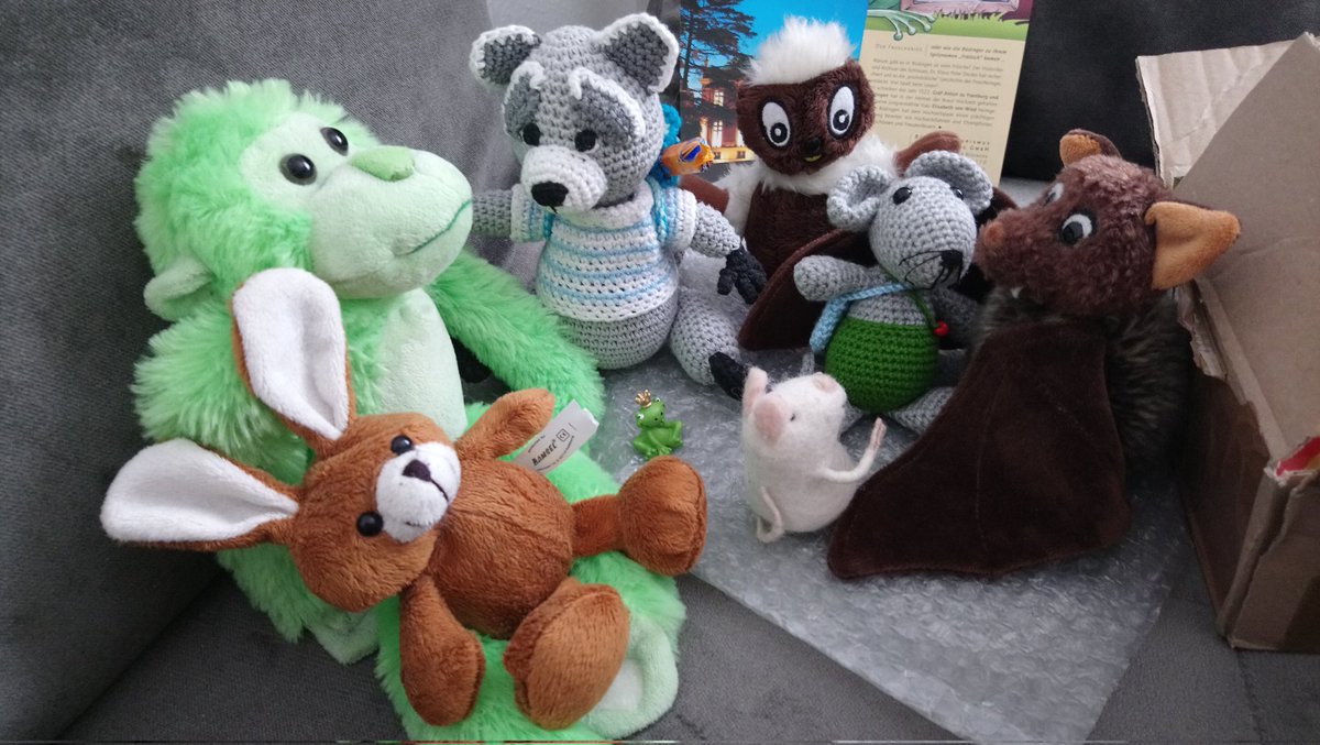 Hallo, liebe Freunde. 😊 🤗 ☕🍰
Wir begrüßen die liebe Perez Maus 😍 🐭. Rudy, Dragomir, Waschbär, Hasi, Pittiplatsch und Flix haben sich zur Begrüßung versammelt. 🐒🦇🐰🐭 Lieben Dank an <a href="/GossetBCN/">Gosset de Catalunya 😍💌📚</a> und <a href="/manumaus135/">Manu Maus 🐭🏳️‍🌈</a> fürs weiterschicken. 😊 😃 Alle anderen freuen sich auch sehr.