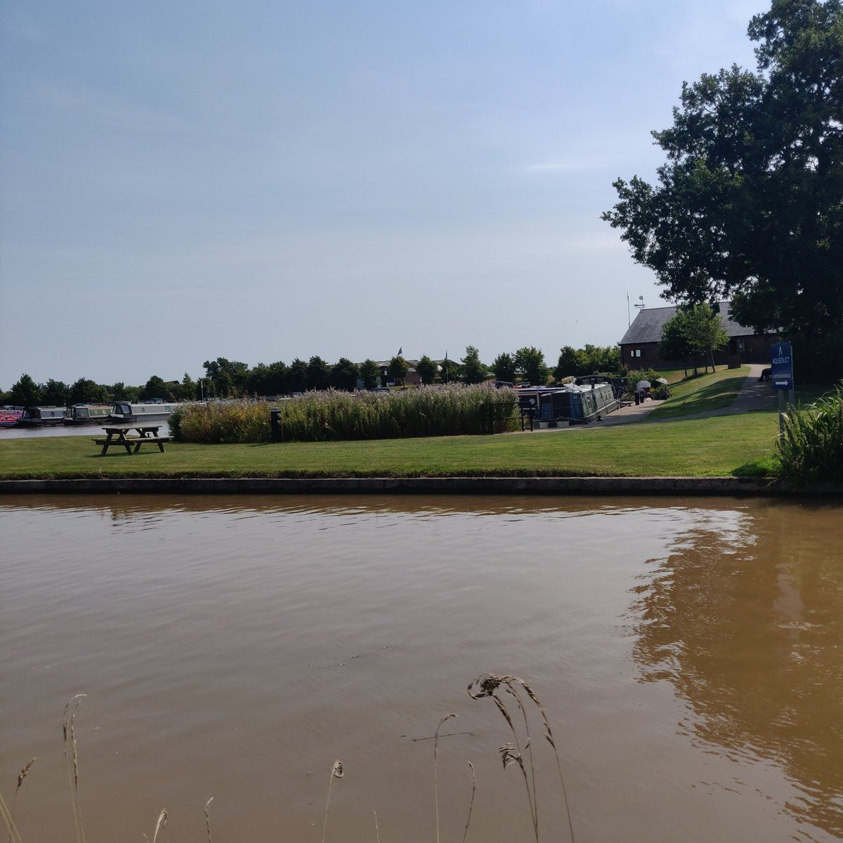 LifeOnTheCanal's tweet photo. Forgot to post my previous jaunt from Barbridge along the Middlewich branch of The #ShropshireUnionCanal so today resumes from @AqueductMarina toward Middlewich with views looking back, forwards &amp; the marina itself (good grub) #lifesbetterbywater @CanalRiverTrust #TheShroppie https://t.co/7Hm3bE0grG