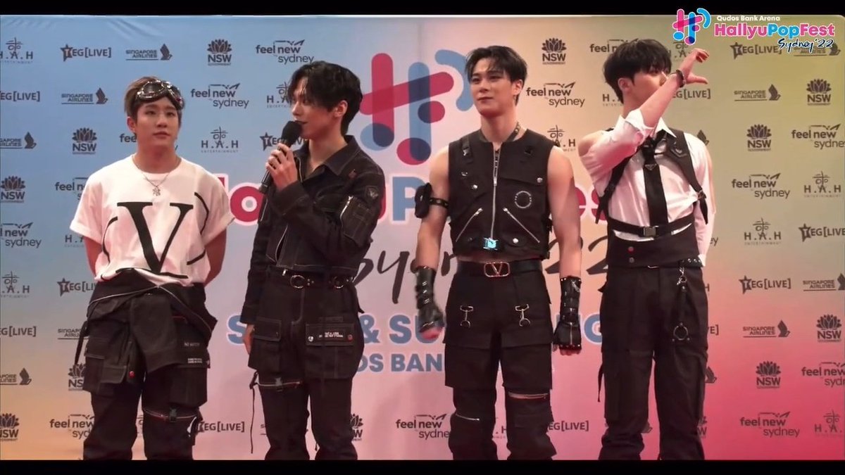creaturepurple6's tweet photo. mga fersown papararating na sila ang mga estetik😂🤣 https://t.co/KdAN2DKvO2