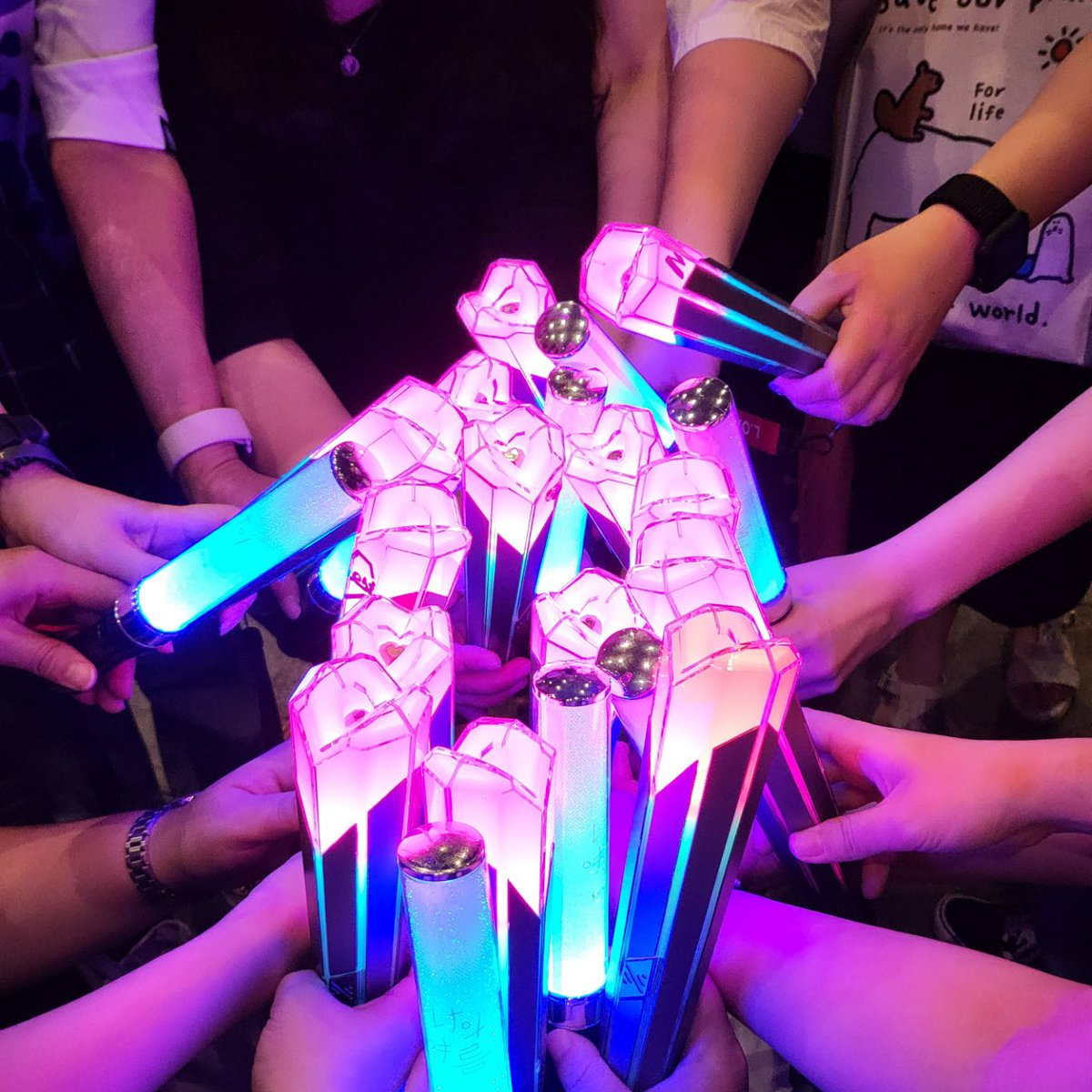 churdori3701's tweet photo. 럽으뽕이 차올라서 사그라들기 전에 트친소를 해보렵니다💕 

사진에 내 손이 있는 거 같은 분들, 같이 그룹5 데뷔 30,000일 콘서트 같이 보러 가실 분들 날래날래 맴찍 갈겨 주세요 ㅋㅋㅋㅋ🤘 https://t.co/EoWoxLwKKv