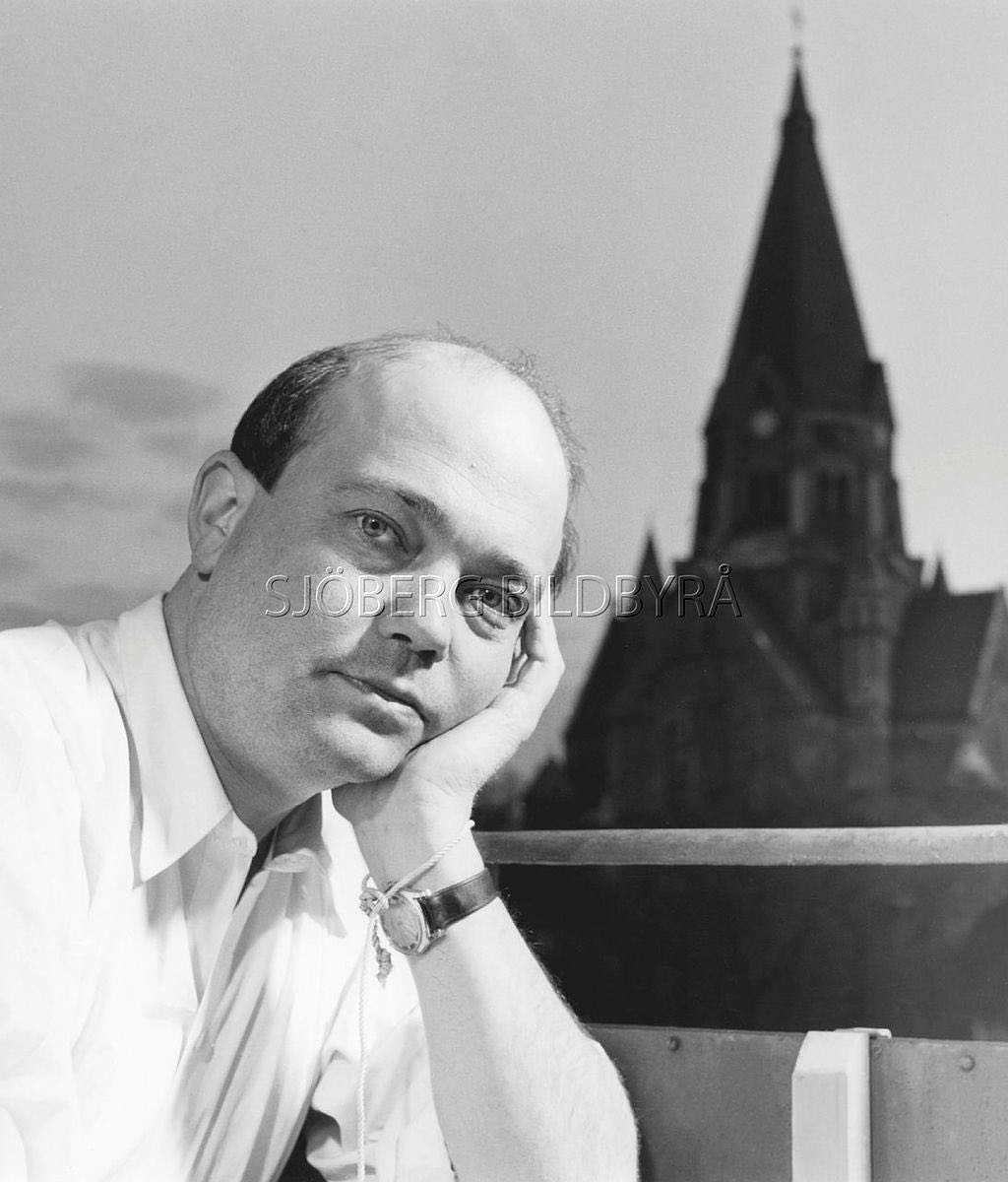 Sjobergbild's tweet photo. Stieg Trenter, född på dagens datum 14 augusti 1914. Svensk deckarförfattare. Här i sin lägenhet på Borgmästargatan 16 på Södermalm 1953. Siluetten av Sofia kyrka syns i bakgrunden.
En av mina favoriter.
#författare #krim #Sverige #Stockholm #Deckare #favorit Foto Conard https://t.co/1ZCQFrXZhd