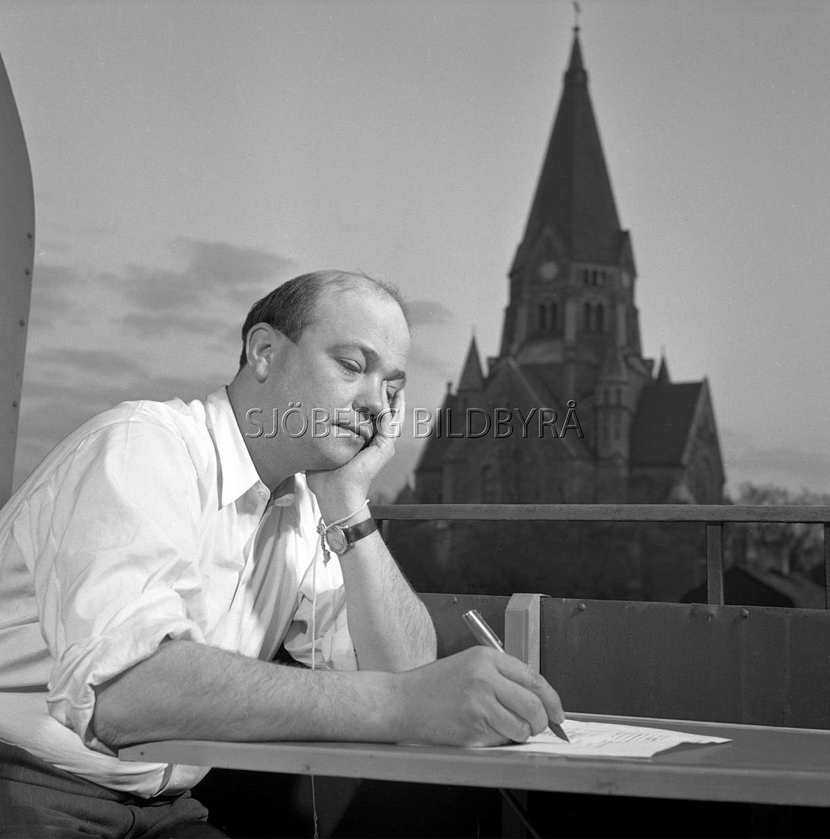 Sjobergbild's tweet photo. Stieg Trenter, född på dagens datum 14 augusti 1914. Svensk deckarförfattare. Här i sin lägenhet på Borgmästargatan 16 på Södermalm 1953. Siluetten av Sofia kyrka syns i bakgrunden.
En av mina favoriter.
#författare #krim #Sverige #Stockholm #Deckare #favorit Foto Conard https://t.co/1ZCQFrXZhd