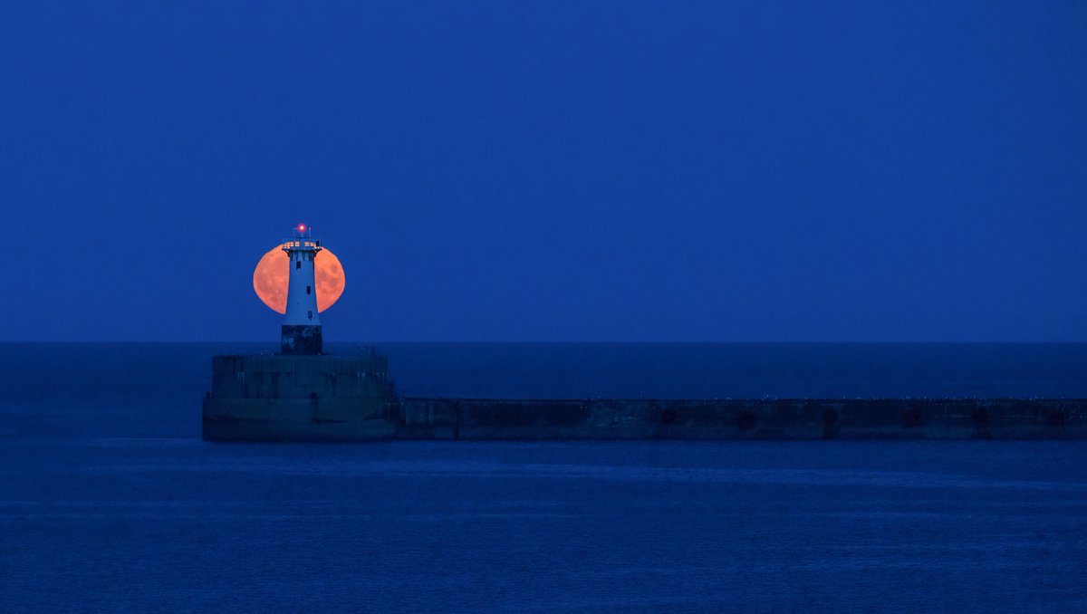 PeterheadPort's tweet photo. Lovely shot of the Super Moon rising behind the south breakwater light by @StevenDavidMcCarron Tales from Light Photography. #supermooon #peterheadport https://t.co/PSDNDelA62