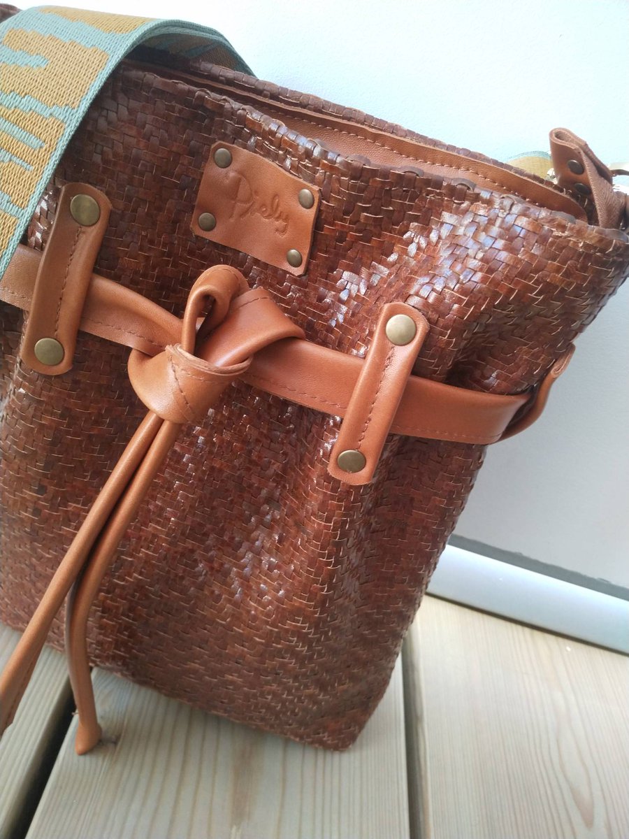 bolsospiely's tweet photo. Regalos de cumpleaños...

Felicidades 😉

Bolso hecho con una preciosa piel trenzada en tono miel.

Encargos 647911077 Ely

#bolsospiely 
#felizcumpleaños
#encargos
#personalizatubolso
#artesanía
#handmade
#Zaragoza
#Granada
#agradecida https://t.co/ULH0VmrPz3