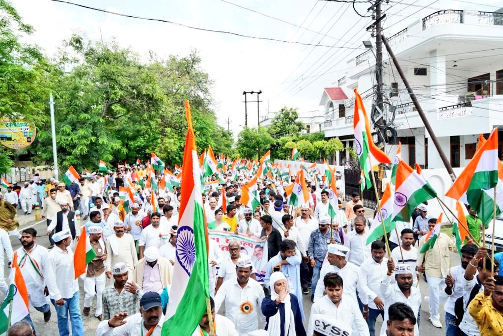 ManjeshSays's tweet photo. आप राज्यसभा सांसद @SanjayAzadSln के नेतृत्व में लखनऊ में आज #तिरंगा_संकल्प_यात्रा की झलकियां https://t.co/gDxSzxbGNK