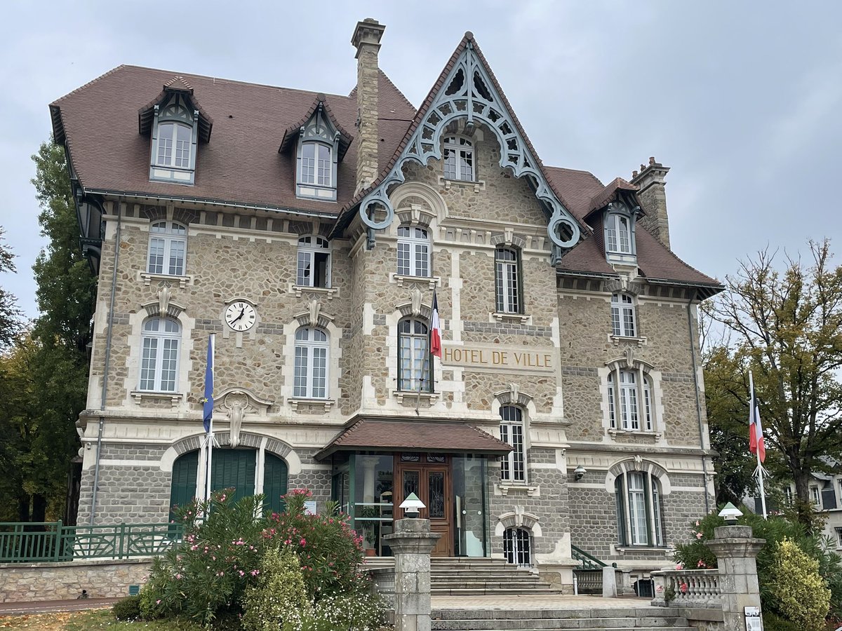 Mairie de Pornichet (44)
J’adore le style de ces mairies 
(Comme celui de la Mairie déléguée de QUERQUEVILLE)
<a href="/ArriveBenoit/">Arrivé Benoît</a> <a href="/sebastienfagnen/">Sébastien Fagnen</a> <a href="/HEBERTDOMINIQUE/">HEBERT DOMINIQUE</a> <a href="/OdileVer0n/">Odile LEFAIX-VÉR0N</a> <a href="/BertrandLefranc/">Lefranc Bertrand</a>