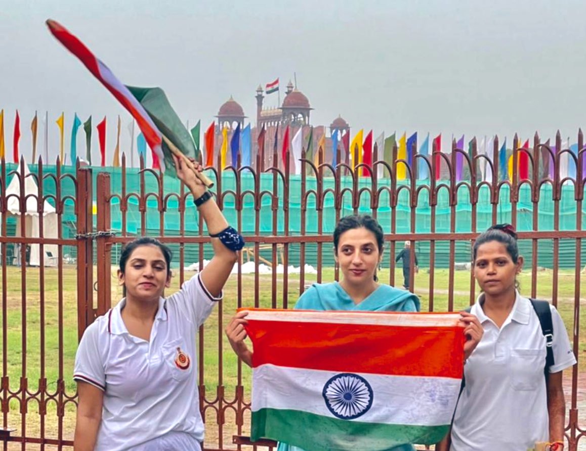 abhinandita_m's tweet photo. On the eve of Independence Day, we pledge to make India the #1 country in the world. 

Also pledged today, to make my ancestral home, Chandni Chowk, worlds best heritage town. 

Ever grateful to @AamAadmiParty for encouraging ordinary people like us, serve the country. Jai Hind https://t.co/tW9PphRs4P