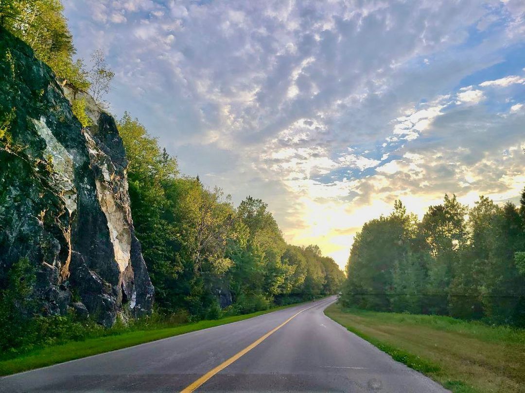 NCC_GatPark's tweet photo. Heading to #GatineauPark to beat the heat? The Park may become busy, please be considerate of all users, and #ShareTheRoad.
⌚Go early
💧Stay hydrated
🚲Ride single file
✅Obey speed limits
Be familiar with the etiquette: https://t.co/s270jkC70U | #RespectIsFree
📷: hamastee/ig https://t.co/ONOrtegWoj