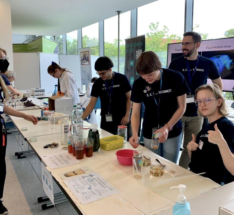 igem_dresden's tweet photo. #Wonderfulmemories from LNdW 2022😍Our team talked about the hydrogel we use in our #iGEM project, and for the demonstration we prepared bubble tea for everyone,because as you may know, boba balls are hydrogels too!Thank you @tudresden_de and @CRTDpress for such a great activity! https://t.co/MD1vwpB43i