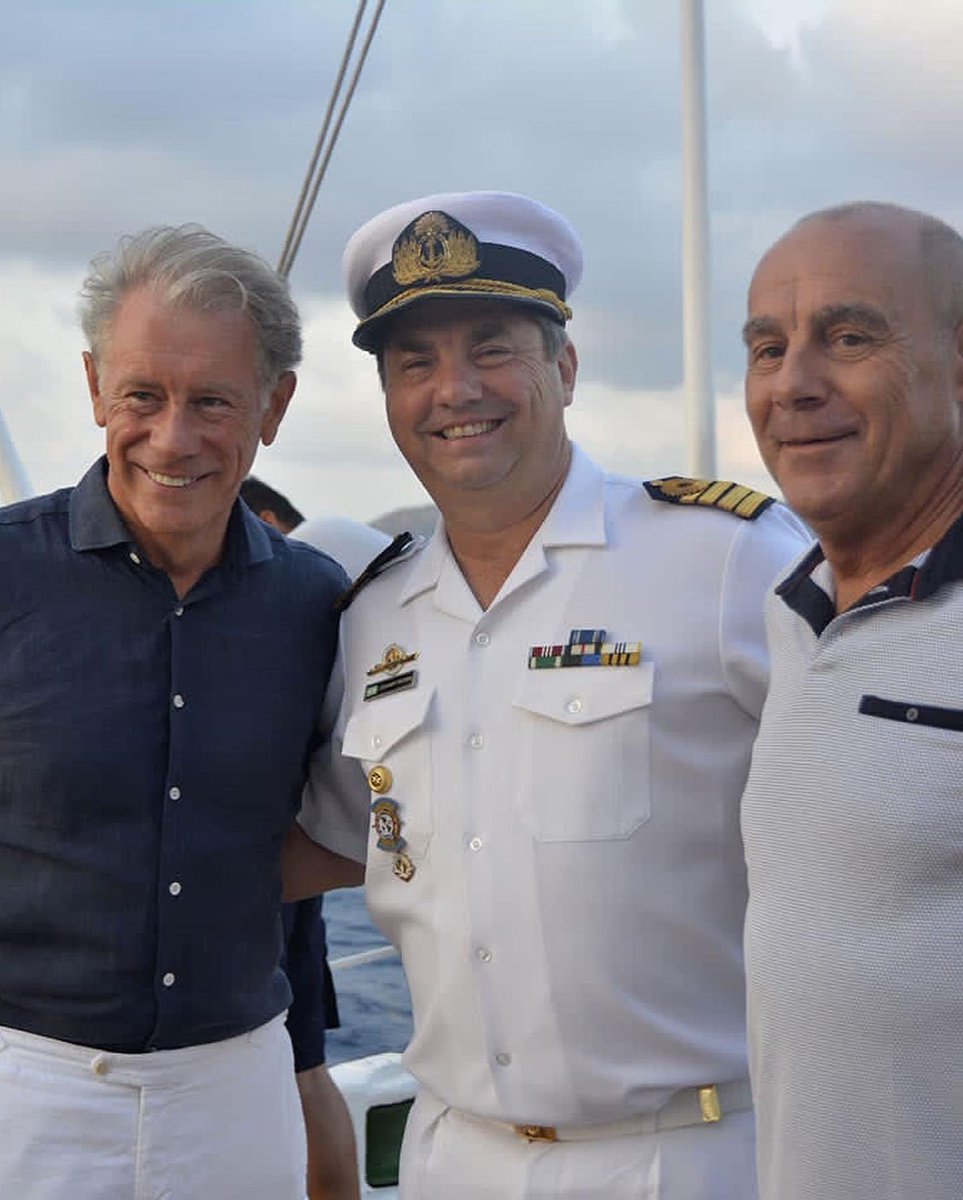 arg_enfrancia's tweet photo. La Frégate Libertad 🇦🇷 est passée au large du Fort de Bregançon pour rendre hommage au Président de la 🇫🇷. Merci au Capitaine Carlos Pedro Schavinsky Trinchero d’avoir accueilli à bord M. l’Ambassadeur @LeoCostantinoAr , et M. le Maire de la Ville @BormesDe , M. François Arizzi https://t.co/SFuUaIVNBW