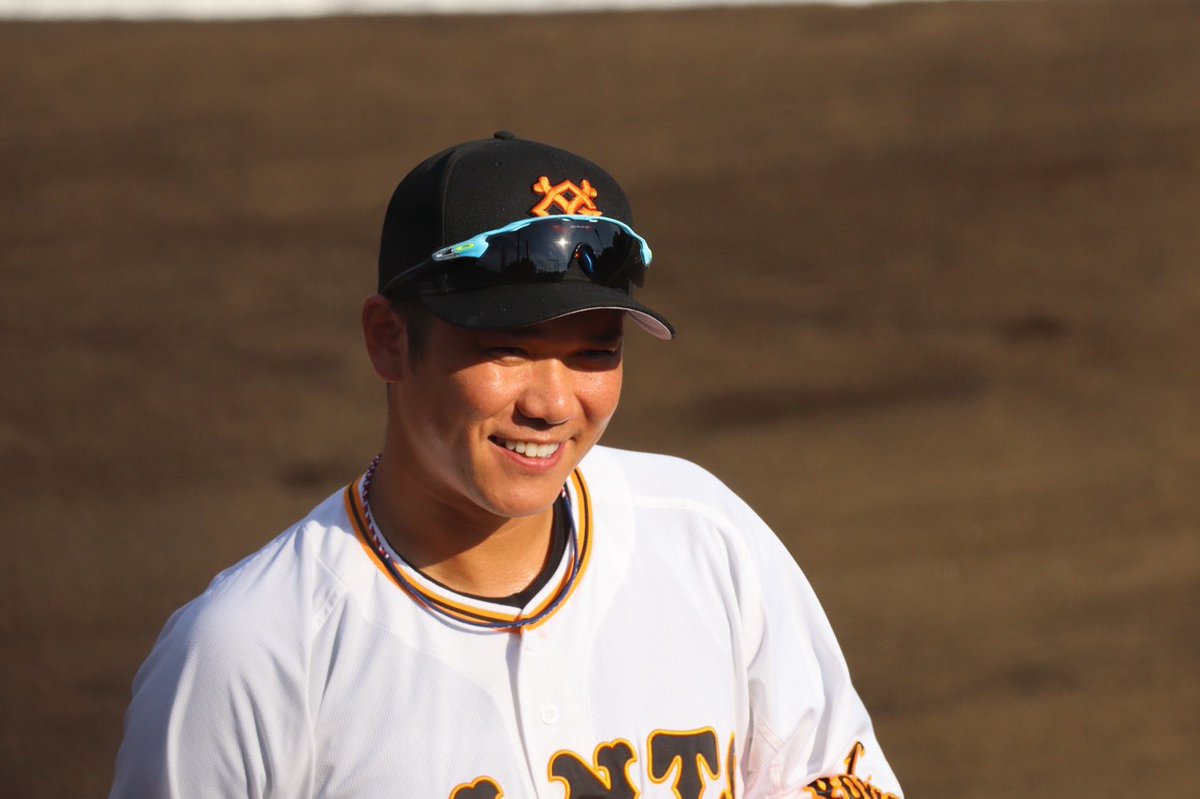 nenene_komi20sk's tweet photo. グローブを愛おしそうに見つめてた。

試合に出れる喜びを噛み締めるかのように。

私は一日でも長く、ショートの坂本勇人を見たいです。

2022.8.14 ジャイアンツ球場

 #坂本勇人 選手 https://t.co/N0i8EXC6BI