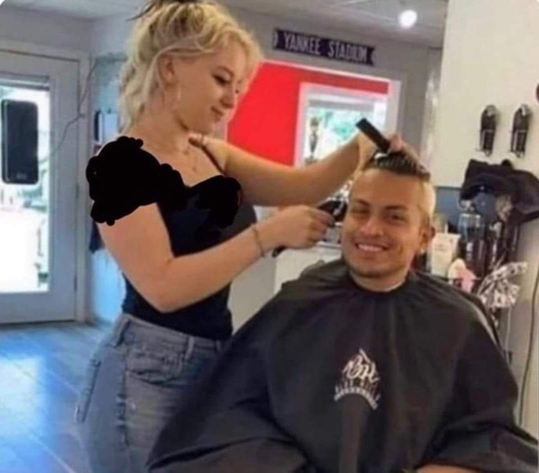 - آسفة قصيت أذنك
- لا عادي أصلاً ما اسمع بها تمام 😂