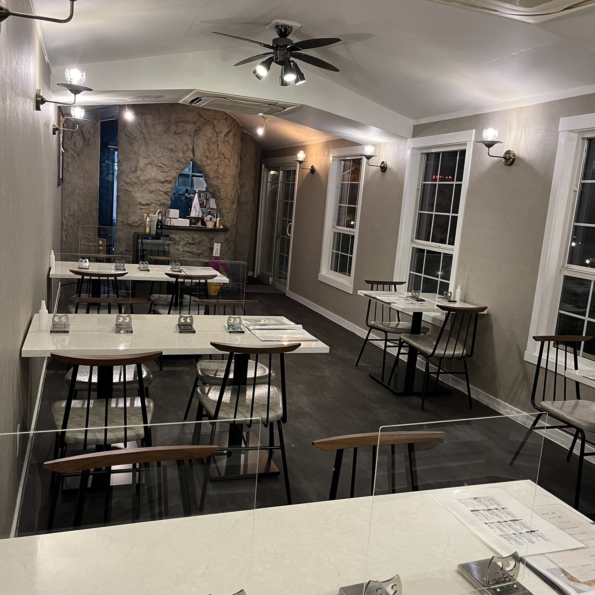 Alpha Beef Wine q 店内のご紹介です 壁床テーブル全て自分たちで選び 施工も自分たちでしました こだわりいっぱいの店内を皆様にも気に入っていただけたら嬉しいです 八尾 八尾グルメ 八尾ランチ 八尾カフェ バーベキュー おしゃれ