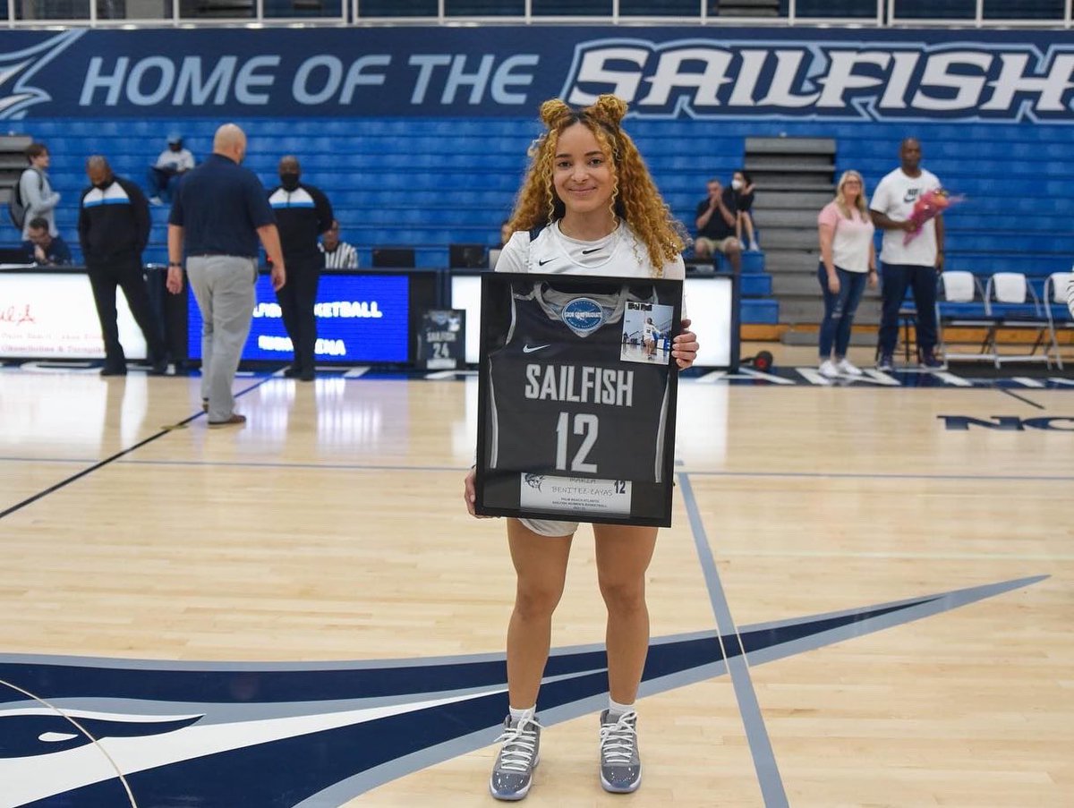 SailfishWBB's tweet photo. Wishing a VERY SPECIAL HAPPY BIRTHDAY to Super Senior 👵🏼 Maria Del Mar Benitez-Zayas, our little chiki 🎊 @mareadelmaar 
Thanks for being an AMAZING student-athlete &amp; representing the brand well!
Feliz cumpleaños 🎉
#FEARtheFISH 🐟🥳🏀 https://t.co/uvIF9gY9Es