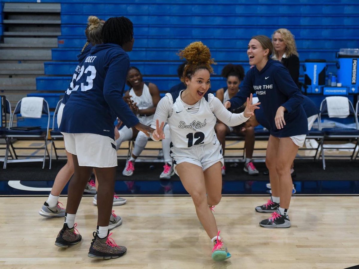 SailfishWBB's tweet photo. Wishing a VERY SPECIAL HAPPY BIRTHDAY to Super Senior 👵🏼 Maria Del Mar Benitez-Zayas, our little chiki 🎊 @mareadelmaar 
Thanks for being an AMAZING student-athlete &amp; representing the brand well!
Feliz cumpleaños 🎉
#FEARtheFISH 🐟🥳🏀 https://t.co/uvIF9gY9Es