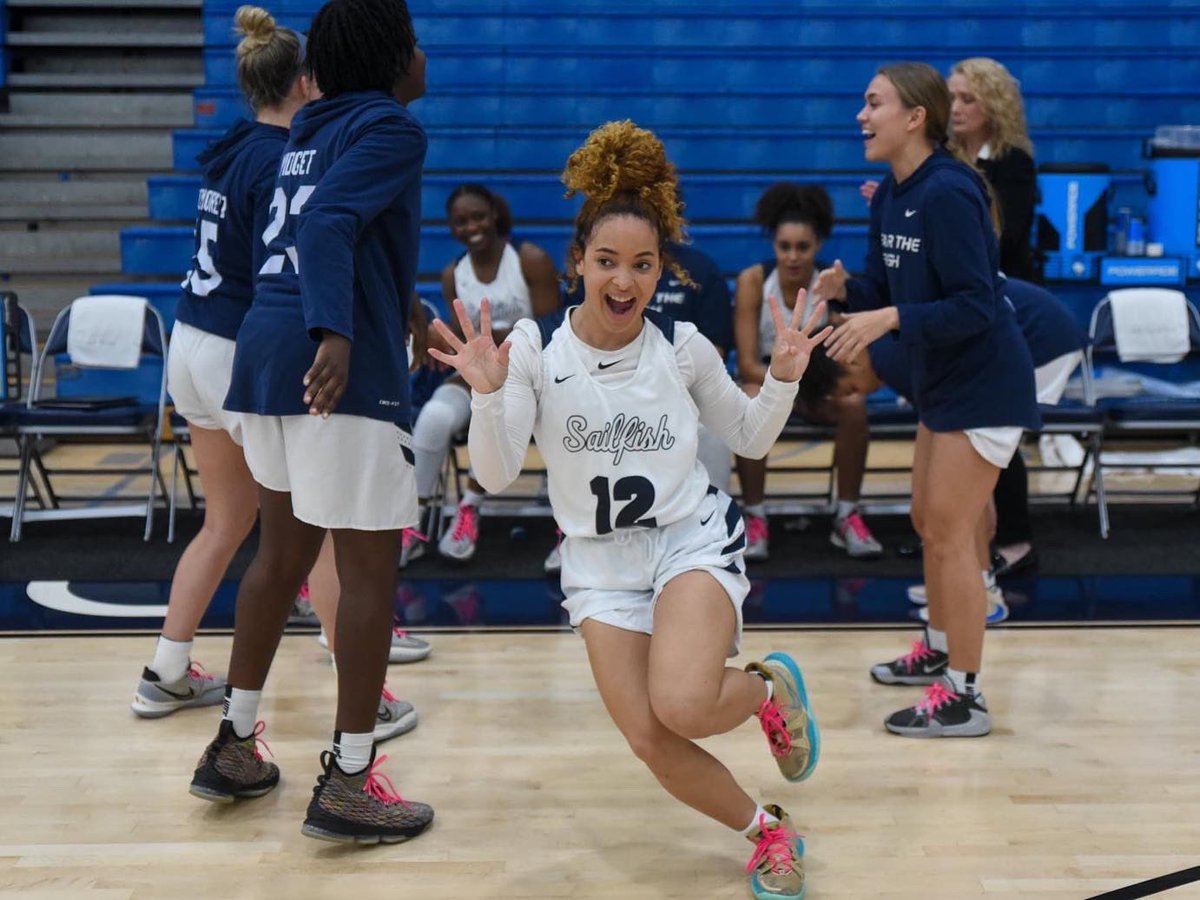 SailfishWBB's tweet photo. Wishing a VERY SPECIAL HAPPY BIRTHDAY to Super Senior 👵🏼 Maria Del Mar Benitez-Zayas, our little chiki 🎊 @mareadelmaar 
Thanks for being an AMAZING student-athlete &amp; representing the brand well!
Feliz cumpleaños 🎉
#FEARtheFISH 🐟🥳🏀 https://t.co/uvIF9gY9Es